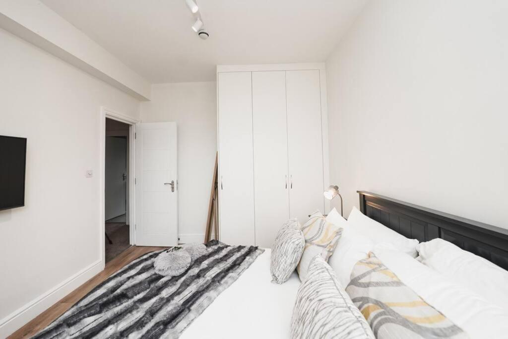 Newly Renovated Modern 4 Bed 3 Bath Apartment לונדון מראה חיצוני תמונה