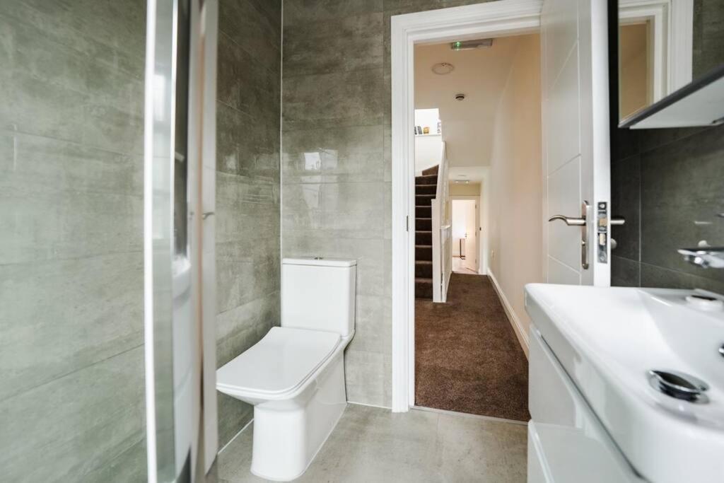 Newly Renovated Modern 4 Bed 3 Bath Apartment לונדון מראה חיצוני תמונה