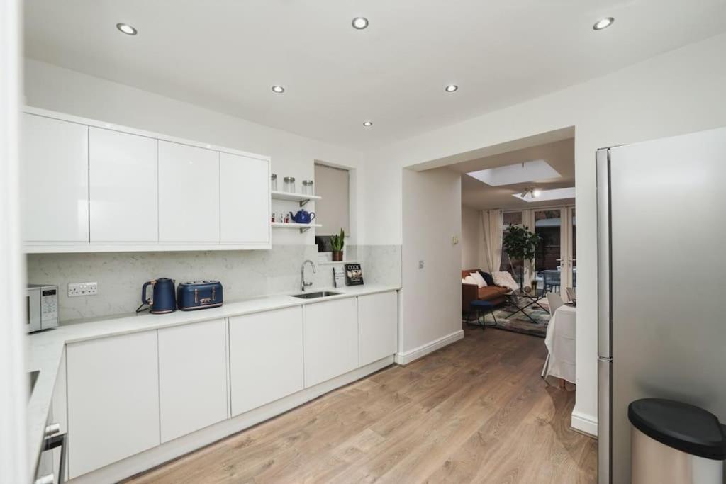 Newly Renovated Modern 4 Bed 3 Bath Apartment לונדון מראה חיצוני תמונה