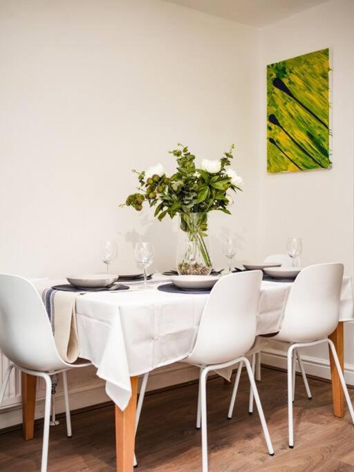 Newly Renovated Modern 4 Bed 3 Bath Apartment לונדון מראה חיצוני תמונה