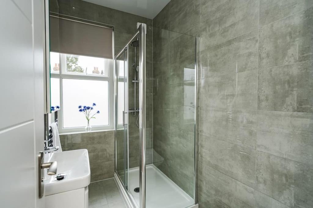 Newly Renovated Modern 4 Bed 3 Bath Apartment לונדון מראה חיצוני תמונה